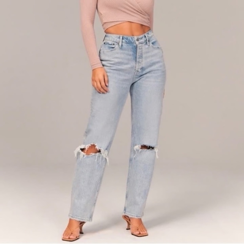 Abercrombie & Fitch Dad High-Rise Distressed Jeans – Light Wash
